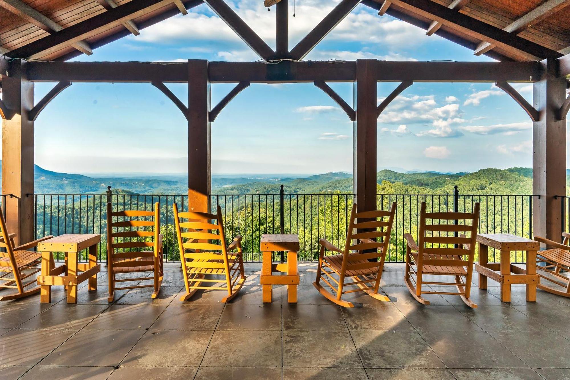 Epic Mountain Views, Hot Tub, Game Room, Sleeps 10 Sevierville Exterior photo